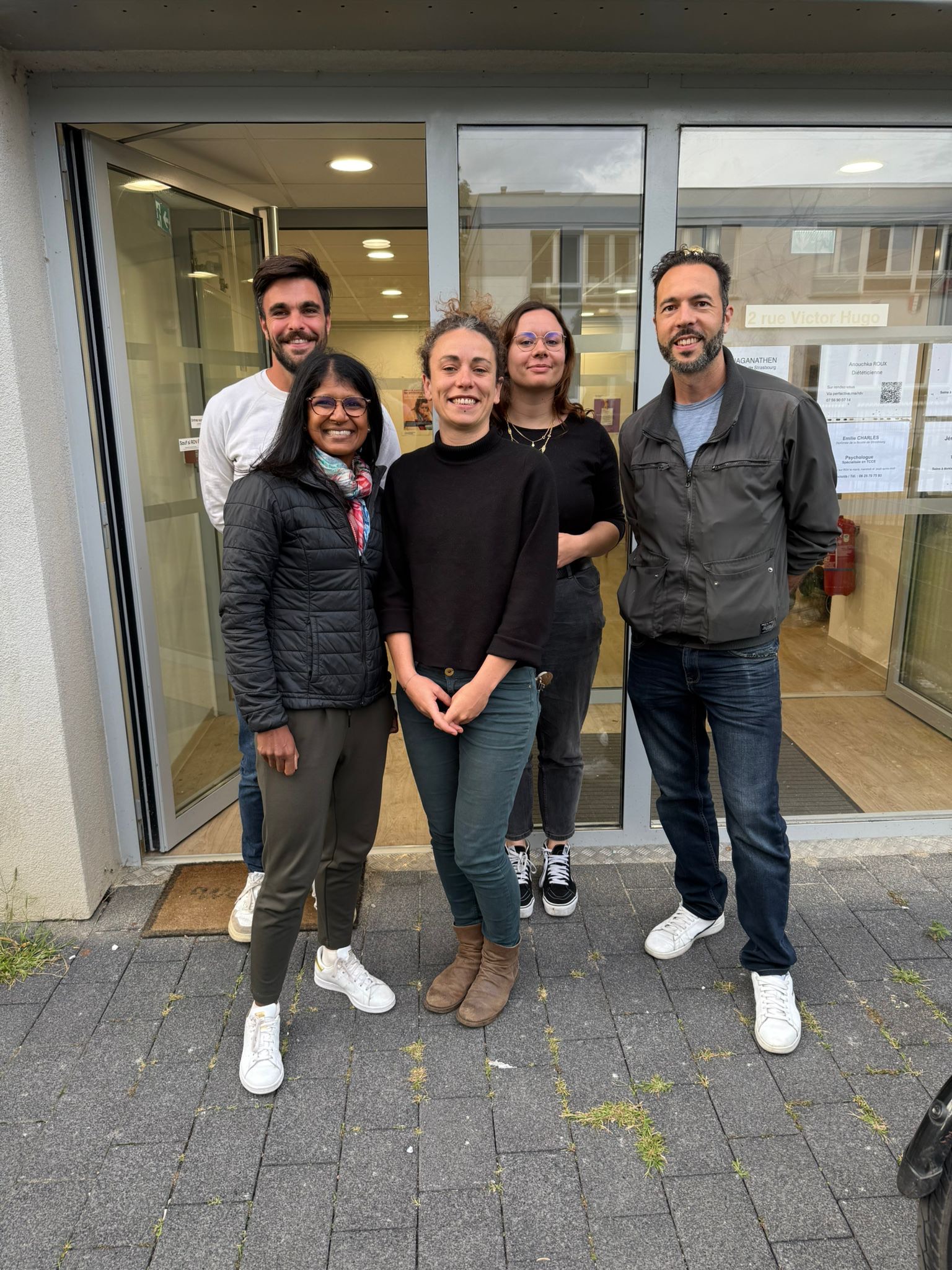 L'équipe du Pôle de Santé du Quartier des Écrivains, devant l'entrée du cabinet à Schiltigheim
